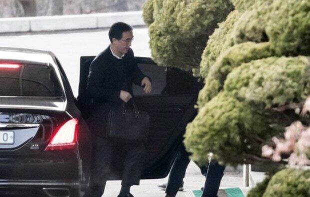 조명균 통일부 장관이 남북 고위급 회담을 이틀 앞둔 7일 오후 서울 종로구 통일부 남북회담본부로 들어서고 있다.