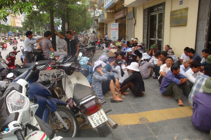 Cảnh nhân dân ngồi chờ bên ngoài các cơ quan nhà nước