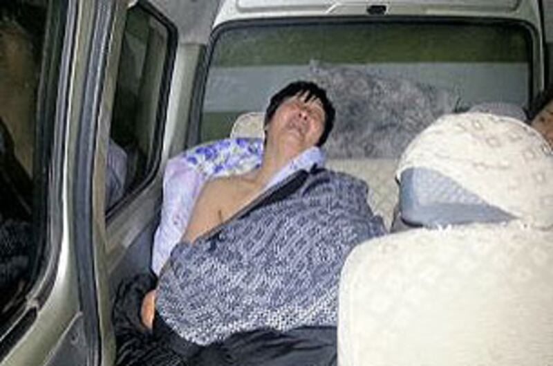 2013年2月12日，河南訪民宋巧枝於北京馬家樓被強行截返，宋巧枝反抗遭對方脫光衣服推上車，其他被押走訪民遞上衣服讓她蔽體。（宋巧枝兒子攝）