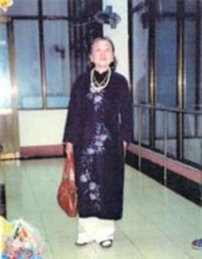 Hình bà Hữu Loan vào năm 2005, là người con gái nhà địa chủ mà cha mẹ bị đấu tố. Hữu Loan đã bất chấp, đem cô về, lấy làm vợ từ năm 1953.