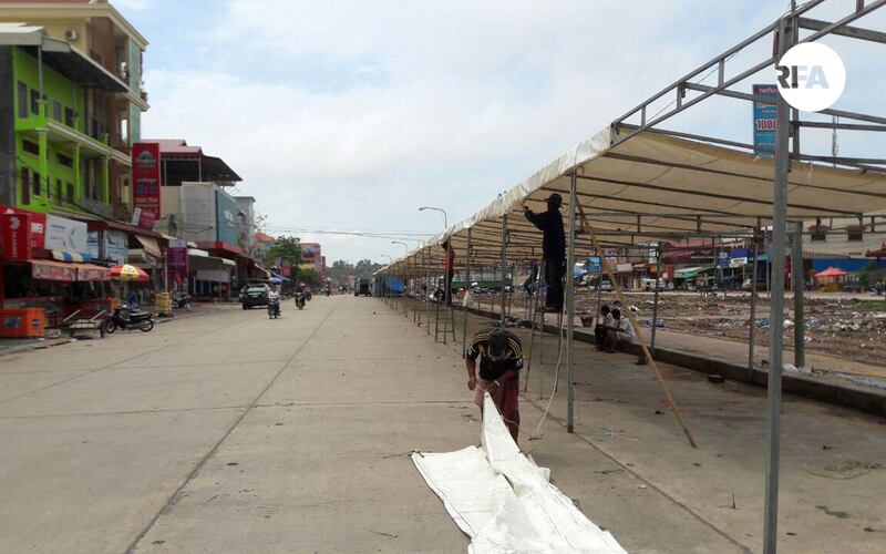 អាជ្ញាធរ​ខែត្រ​ស្ទឹងត្រែង សង់​តូប​ត្រៀម​សម្រាប់​ពិធី​បុណ្យ​ទន្លេ​កាល​ពី​ព្រឹក​ថ្ងៃ​ទី​១៧ ខែ​មីនា ឆ្នាំ​២០១៧។ 