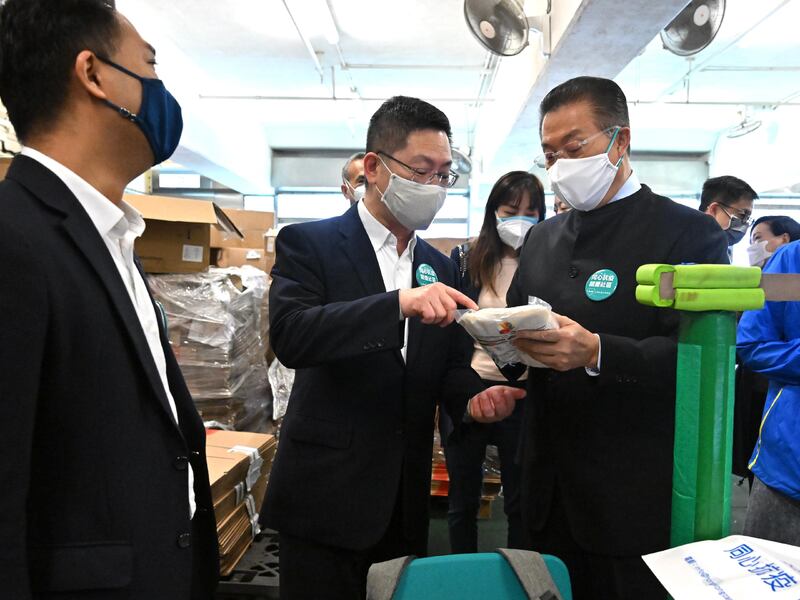 創新及科技局局長薛永恒上周一（28日）探訪「連線」位於九龍灣青少年軍的義工總部。（政府新聞網圖片）