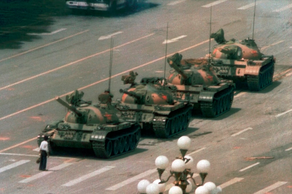 1989年,一名男子站在中国天安门广场的一排坦克前。