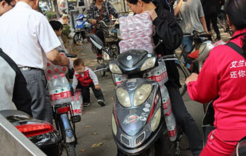 2012年10月27日，有傳長江流經的江蘇省鎮江市一段，水源受石油污染，市民紛紛外出購買瓶裝水。（全家福職員周先生提供）