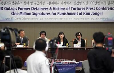 图片:有过被朝鲜监禁经验的朝鲜难民在交代朝鲜的人权情况(韩联社)