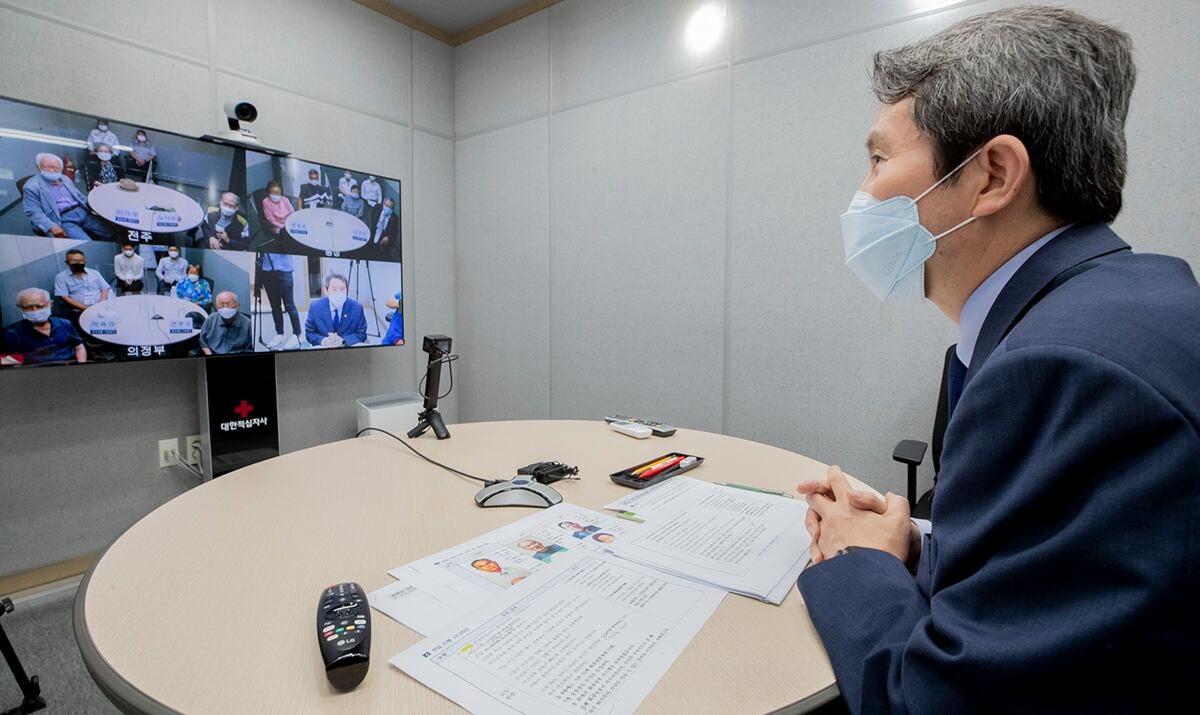 이인영 한국 통일부 장관이 16일 이산가족들과 화상 면담을 진행하고 있다.