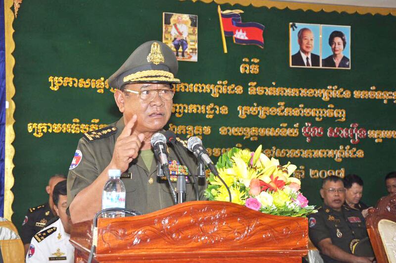នាយឧត្តមសេនីយ៍ ប៉ុល សារឿន អគ្គមេបញ្ជាការកងទ័ពជើងគោក ថ្លែងសុន្ទរកថានៅសាលាការពារព្រំដែន នៅខេត្តកំពង់ឆ្នាំង ថ្ងៃទី០៨ ខែសីហា ឆ្នាំ២០១៧។