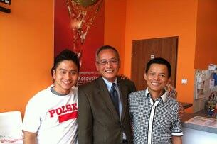 Anh Trung, mặc áo thun cổ võ cho Ba Lan đứng bên trái: “Ba Lan bị loại ngay từ vòng gửi xe”/Anh Dương đến từ Cộng Hòa Tiệp: “Ba Lan đá lởm khởm lắm”.