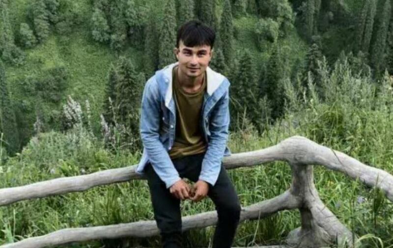 غۇلجا كېپەكيۈزىدىكى ئۆيىدىن تۇتۇپ كېتىلىپ، غۇلجا ناھىيەسىنىڭ جېلىليۈزى قاماقخانىسىدا تۇتۇپ تۇرۇلۇۋاتقان 24 ياشلىق ئەبۇزەر ئابباس. 02022-يىلى دېكابىر، غۇلجا.