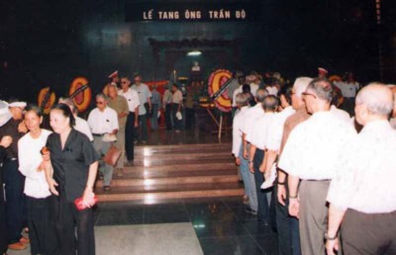 Đám tang Trung tướng Trần Độ năm 2002.