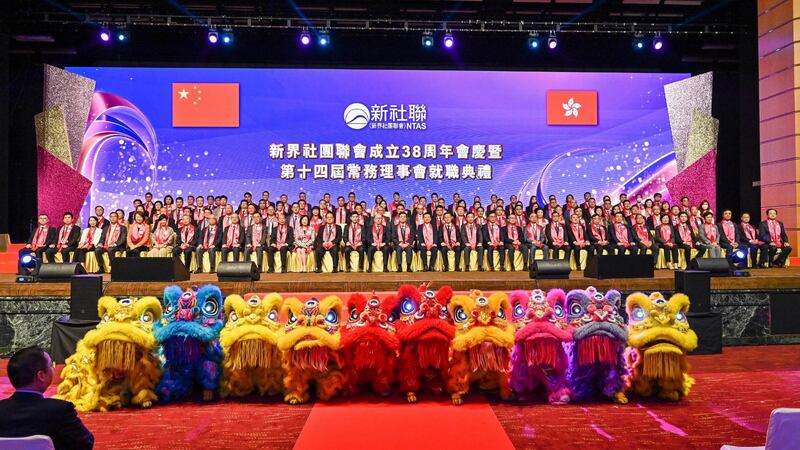 今年7月舉行的自由黨黨慶，特首李家超（右四）及至少10多位官員出席。 （政府新聞網圖片）