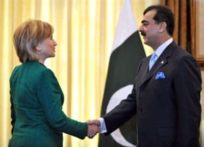 Thủ Tướng Pakistan, ôngYousuf Raza Gilani bắt tay Ngoại Trưởng Hoa Kỳ Hillary Clinton 