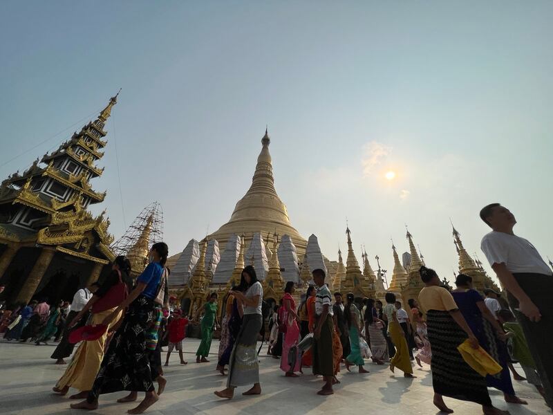 ရွှေတိဂုံစေတီရင်ပြင်တော်တွင် ဘုရားလာရောက်ဖူးမြော်ကြသူများကို ၂၀၂၃ ခုနှစ် ဧပြီလ ၁၇ ရက်နေ့ မြန်မာနှစ်ဆန်းတစ်ရက်နေ့က တွေ့ရစဉ်။ (Photo: RFA)