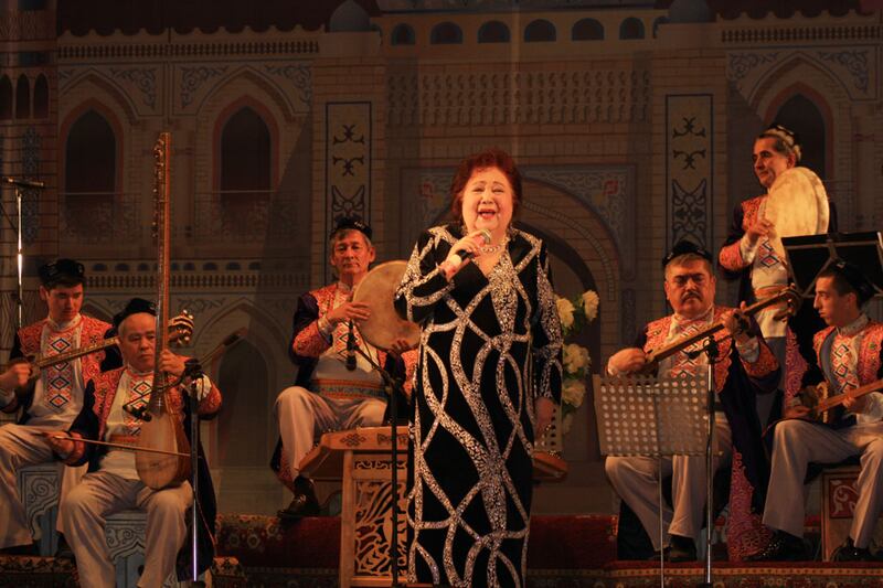 قازاقىستاننىڭ خەلق ئارتىسى، ئاتاقلىق ناخشىچى نۇربۈۋى مەمەتوۋا
