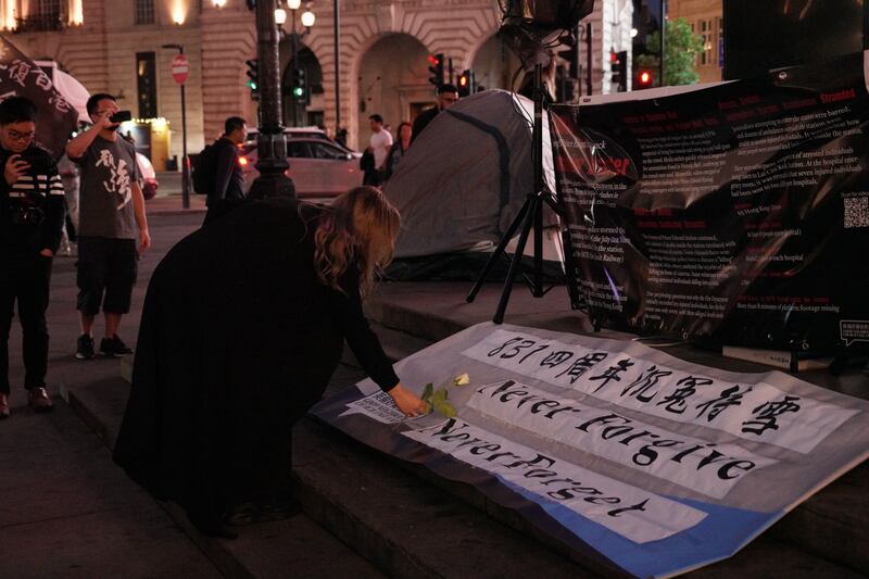 在場參與者獻上鮮花悼念。（石頭攝）