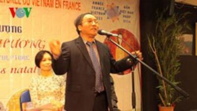 Nhà thơ Trần Đăng Khoa đọc thơ tại Trung tâm văn hóa Việt Nam tại Pháp, ảnh chụp trước đây. Photo courtesy of vov.
