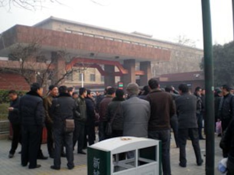 图片:延安出租车车主在陕西省委外请愿。(马晓明提供/记者乔龙)