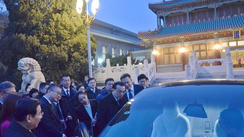 2019年1月9日，中國國務院總理李克強在當年第一場外事活動中，在中南海與馬斯克會面，現場還展示了特斯拉汽車。此前兩天，特斯拉上海工廠正式開工。（中國政府網圖片）