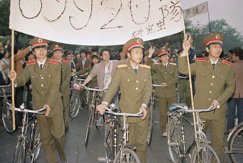 1989年5月18日,解放军学员游行声援声援绝食学生。(法新社)