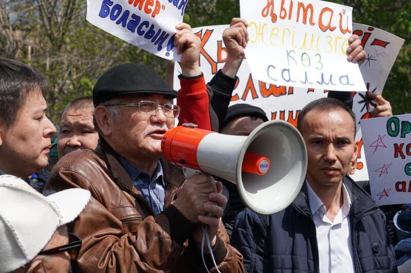 抗議者反對出租荒漠戈壁開發林業土地給外國人25年的條款。(哈薩克人提供)