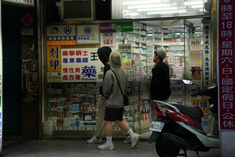 五年多後，三人在台灣重聚，走訪昔日一起居住的地方。