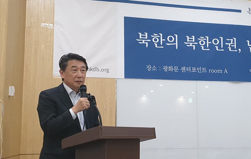 오준 전 유엔주재 한국대사(현 경희대 교수)가 23일 서울에서 열린 NKDB 연례보고서 세미나 ‘북한의 북한인권, 남한의 북한인권 실태와 인식 차이'에 참석해 축사를 하고 있다.