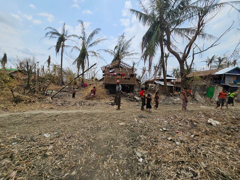 မိုခါမုန်တိုင်းကြောင့် ပျက်စီးသွားသည့် ရသေ့တောင်မြို့နယ်က ကူတောင်တိုက်နယ်အပိုင် ညောင်ပင်ကြီးရွာမှ နေအိမ်များကို ၂၀၂၃ ခုနှစ် မေလ ၂၄ ရက်နေ့က တွေ့ရစဉ်။ (Photo: RFA)
