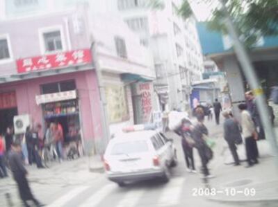 图片：北京南站的访民和警车（志愿者）