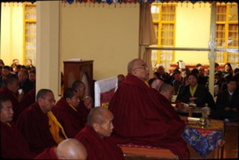 图片：达兰萨拉朗杰寺住持仲托仁波切于2月20日主持在大昭寺举行的祈福会。（记者丹珍拍摄）