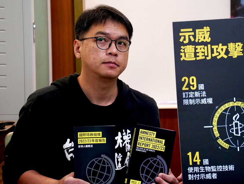台灣人權促進會秘書長施逸翔認為，當和平集會也要向警方核准，本質上就違反公民與政治權利國際公約。（淳音 攝）