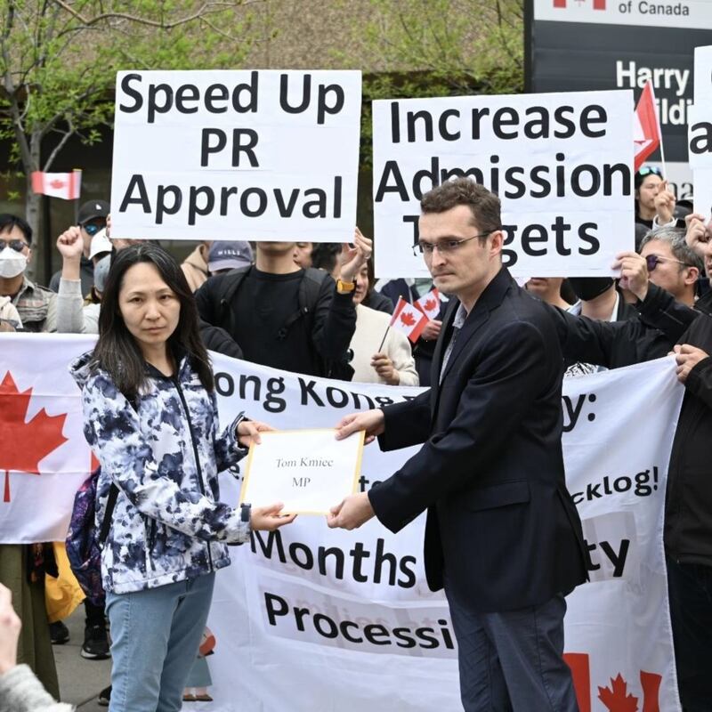 同為移民出身的加拿大影子移民部長卡默克（Tom Kmiec）到卡加利集會現場聲援請願港人，呼籲其他國會議員一同向政府施壓。（主辦單位提供）
