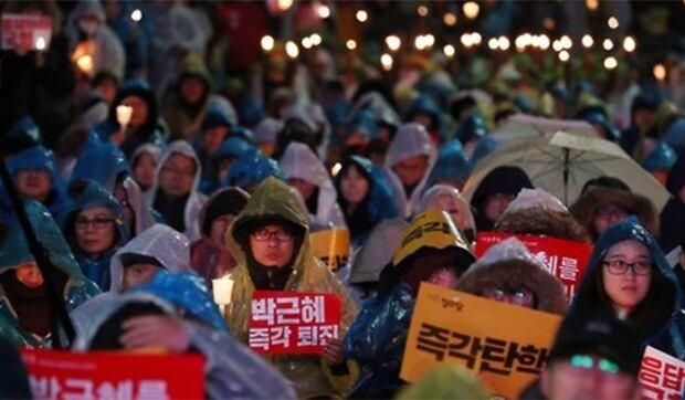 탄핵표결을 하루 앞둔 8일 오후 서울 여의도 국회의사당 인근에서 시민사회단체와 촛불집회 참가자들이 집회하고 있다.