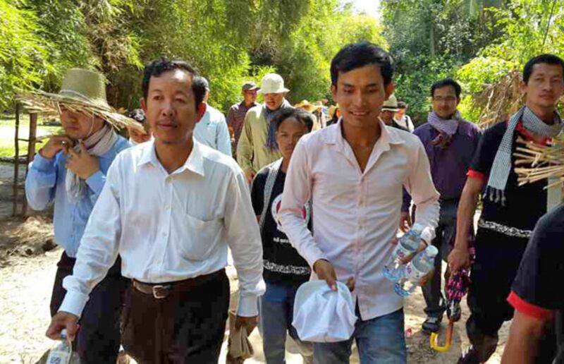 លោក រ៉ុង ឈុន ដឹកនាំក្រុមយុវជនចុះទៅត្រួតពិនិត្យបង្គោលព្រំដែនកម្ពុជា វៀតណាម នៅថ្ងៃទី ១៦ វិច្ឆិកា ២០១៤។