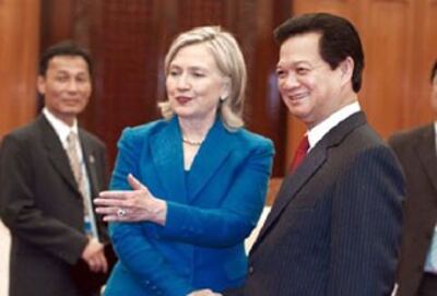 Ngoại trưởng Mỹ Hillary Clinton và thủ tướng Nguyễn Tấn Dũng. AFP