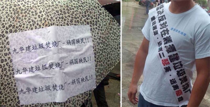 湘潭居民在雨傘或者身上掛上抗議垃圾焚燒廠的標語。（目擊者提供）