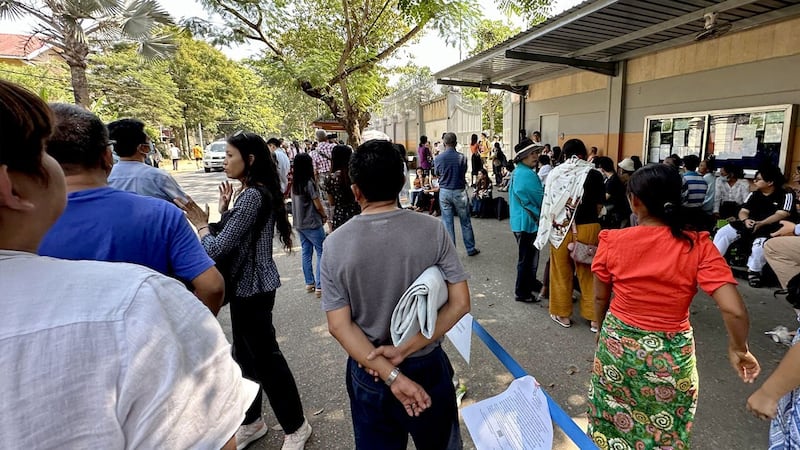 ရန်ကုန်မြို့ ဒဂုံမြို့နယ် ပြည်လမ်းနှင့် မနော်ဟရီလမ်းထောင့်ရှိ ထိုင်းသံရုံးမှာ ဗီဇာပြုလုပ်ရန် စောင့်ဆိုင်းနေကြသူများအား ၂၀၂၄ ခုနှစ်၊ ဖေဖော်ဝါရီလ ၁၅ ရက်နေ့က တွေ့ရစဉ်။ (Photo: RFA)