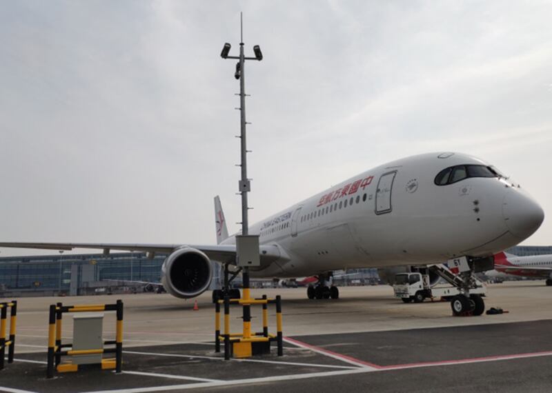 東航派出一架全新A350飛機專程護送中國紅十字會赴意大利抗疫專家組9名醫療專家和31噸醫療物資，從上海直飛羅馬。（大陸社交平台截圖）