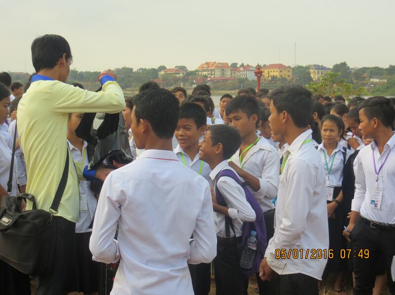 សិស្សានុសិស្ស​នាំ​គ្នា​ទទួល​យក​ថង់​ប្លាស្ទិក ដើម្បី​រើស​សំរាម​នៅ​ជុំវិញ​មាត់​បឹង​កន្សែង​នៅ​កណ្ដាល​ទី​រួម​ខេត្ត​រតនគិរី កាល​ពី​ព្រឹក​ថ្ងៃ​ទី​៥ ខែ​មករា ឆ្នាំ​២០១៦។ 