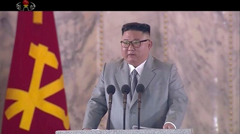 2020年10月10日，朝鲜领导人金正恩在朝鲜劳动党成立75周年阅兵式上讲话。（美联社）