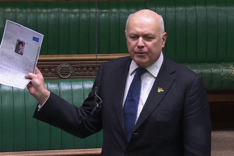 前保守黨黨魁施志安（Iain Duncan Smith）在下議院緊急質詢發言時問翟偉紳，政府何時會採取實際行動應對不斷增加的外部勢力侵擾，而非在議院發表華麗的言辭（Beautiful words）。
