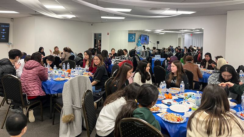 ئامېرىكا ئۇيغۇر بىرلەشمىسى ۋىرجىنىيە شىتاتىنىڭ فايىرفاكىس شەھىرىدىكى «ئۇيغۇر مەركىزى» دە ئۆتكۈزگەن ئىپتار پائالىيىتى كۆرۈنۈشى. 2024-يىلى 11-مارت، فايىرفاكىس