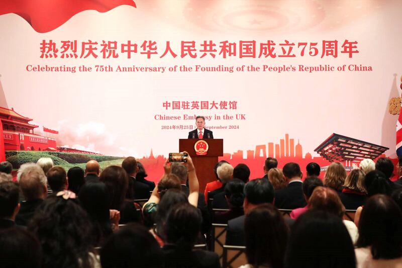 中國駐英國大使館舉行招待會,大使鄭澤光在發言中宣揚「新中國」如何「擺脫外敵欺凌的恥辱歷史」,在中共領導下「創造偉大成就」。(中國駐英大使館相片)