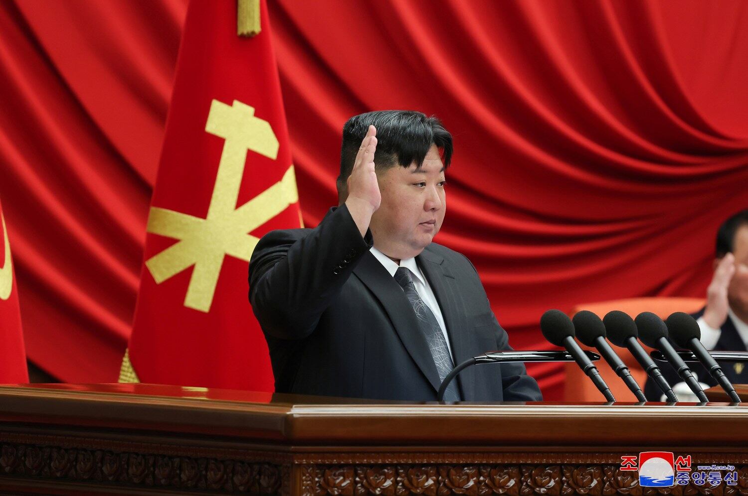 북한 김정은 국무위원장이 지난달 23일부터 27일까지 열린 노동당 중앙위위원회 제8기 제11차 전원회의를 주재하고 있다.