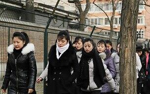 중국에 거주하는 북한주민들이 17일 오전 김정일 국방위원장 2주기를 추모하기 위해 삼삼오오 짝을 이뤄 주중 북한대사관으로 들어가고 있다.