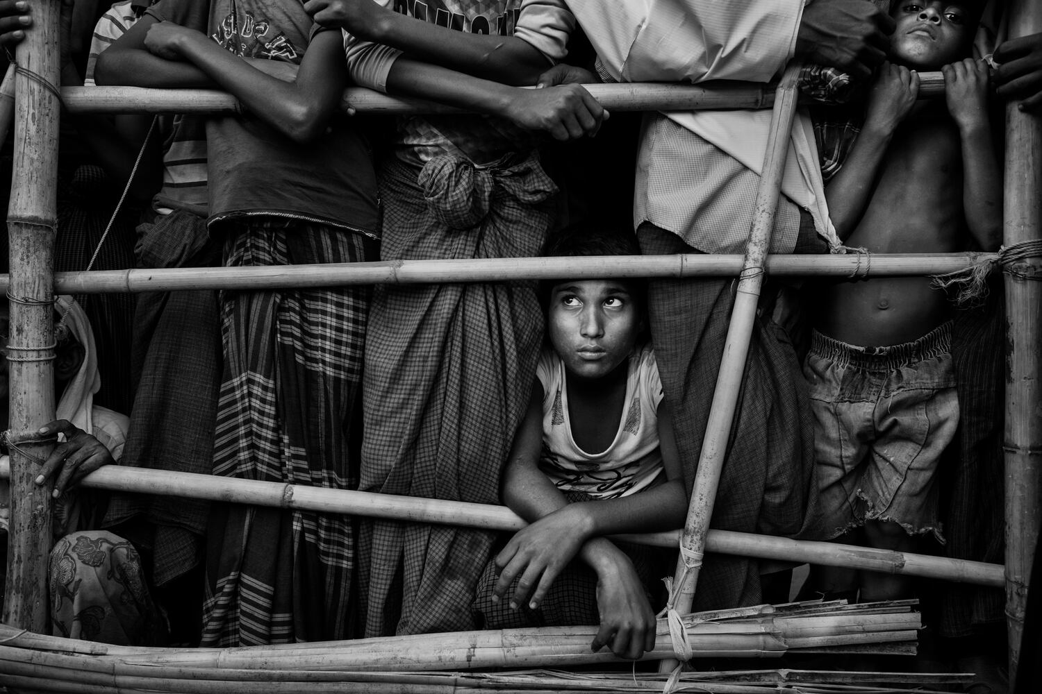 Un niño refugiado musulmán rohingya espera con otros para recibir ayuda alimentaria de una ONG local en el campo de refugiados de Kutupalong en Cox's Bazar, Bangladesh, el 24 de octubre de 2017. (Kevin Frayer/Getty Images)