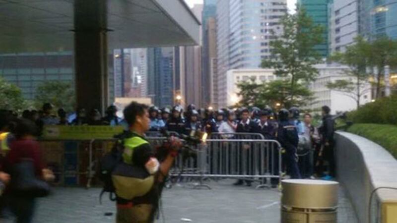 大約60名警察備上防暴裝備、頭盔準備把示威者趕離近政總天橋的方向。（學聯facebook