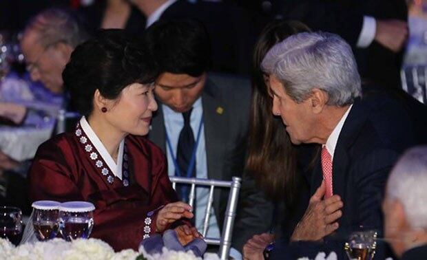 박근혜 대통령과 존 캐리 미 국무장관이 워싱턴에서 열린 한미 우호의 밤 행사에서 환담 하고 있다.