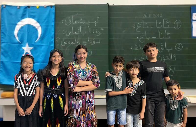 شىۋېتسارىيە پايتەختى بېرندە ئېچىلغان ئۇيغۇر ئانا تىلى مەكتىپىنىڭ ئوقۇغۇچىلىرى دەرسخانىدا. 2023-يىلى سېنتەبىر.