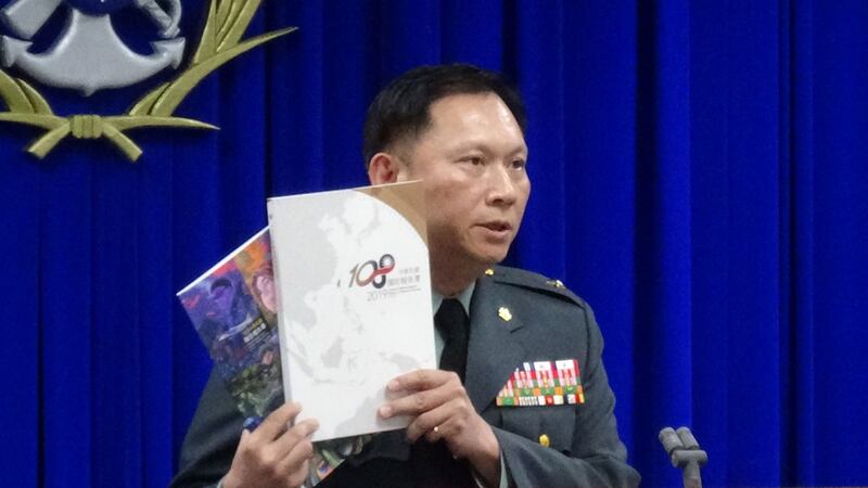 台湾国防部发言人史顺文说明2019国防报告书。(记者夏小华摄)