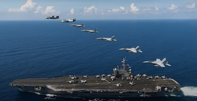 美国航母里根号(Reagan CVN-76)具有功能全备的舰载机联队,正飞过航母上空。(视频截图)
